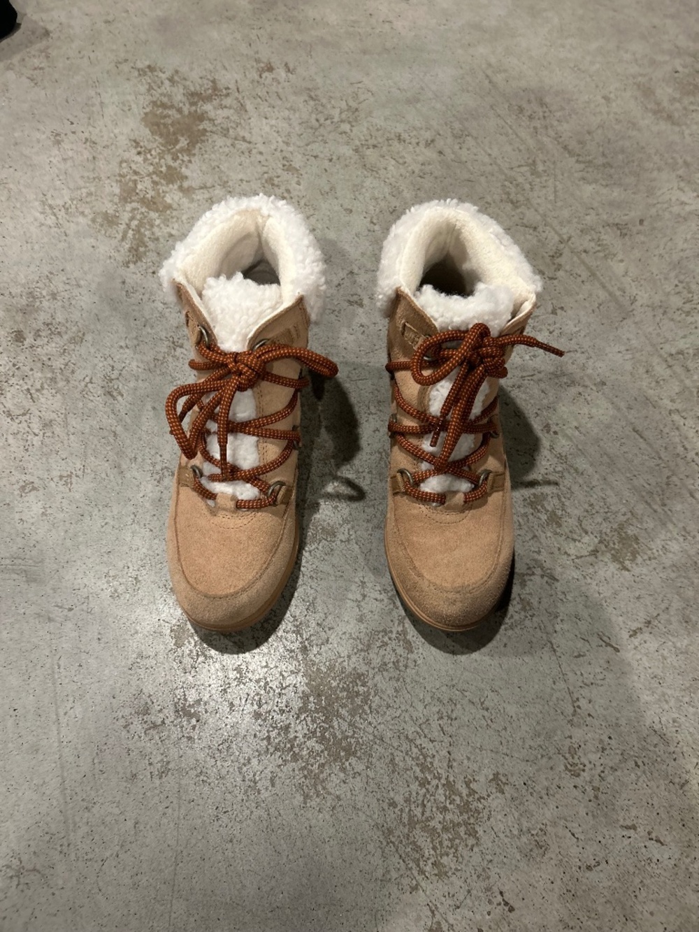 Sorel size 6. Winter ankle boots